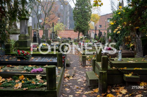  01.11.2022 WARSZAWA<br />
DZIEN WSZYSTKICH SWIETYCH<br />
CMENTARZ POWAZKOWSKI<br />
N/Z CMENTARZ ALEJKA CMENTARNA<br />
FOT. MARCIN BANASZKIEWICZ/FOTONEWS  