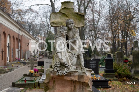  01.11.2022 WARSZAWA<br />
DZIEN WSZYSTKICH SWIETYCH<br />
CMENTARZ POWAZKOWSKI<br />
N/Z CMENATARZ POMNIK<br />
FOT. MARCIN BANASZKIEWICZ/FOTONEWS  