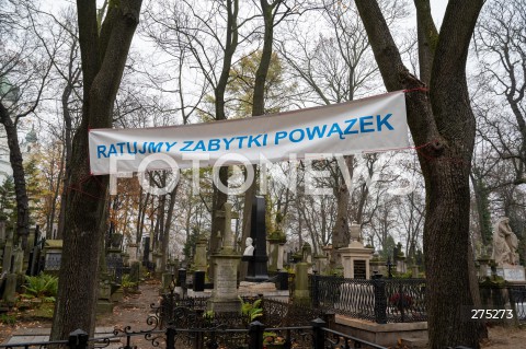  01.11.2022 WARSZAWA<br />
DZIEN WSZYSTKICH SWIETYCH<br />
CMENTARZ POWAZKOWSKI<br />
N/Z CMENTARZ BANER RARTUJMY ZABYTKI<br />
FOT. MARCIN BANASZKIEWICZ/FOTONEWS  