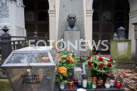  01.11.2022 WARSZAWA<br />
DZIEN WSZYSTKICH SWIETYCH<br />
CMENTARZ POWAZKOWSKI<br />
N/Z CMENTARZ GROB JERZEGO WALDORFA<br />
FOT. MARCIN BANASZKIEWICZ/FOTONEWS  