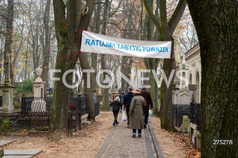  01.11.2022 WARSZAWA<br />
DZIEN WSZYSTKICH SWIETYCH<br />
CMENTARZ POWAZKOWSKI<br />
N/Z CMENTARZ BANER RARTUJMY ZABYTKI<br />
FOT. MARCIN BANASZKIEWICZ/FOTONEWS  