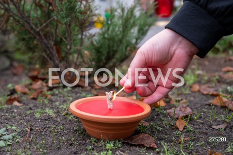  01.11.2022 WARSZAWA<br />
DZIEN WSZYSTKICH SWIETYCH<br />
CMENTARZ POWAZKOWSKI<br />
N/Z ZNICZ NA GROBIE<br />
FOT. MARCIN BANASZKIEWICZ/FOTONEWS  