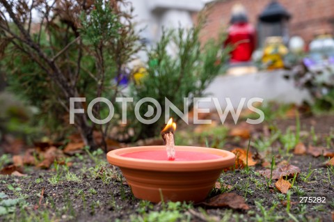  01.11.2022 WARSZAWA<br />
DZIEN WSZYSTKICH SWIETYCH<br />
CMENTARZ POWAZKOWSKI<br />
N/Z ZNICZ NA GROBIE<br />
FOT. MARCIN BANASZKIEWICZ/FOTONEWS  