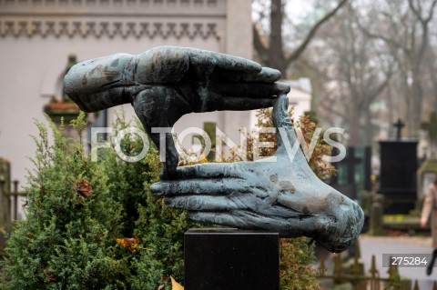  01.11.2022 WARSZAWA<br />
DZIEN WSZYSTKICH SWIETYCH<br />
CMENTARZ POWAZKOWSKI<br />
N/Z CMENTARZ GROB KRZYSZTOFA KIESLOWSKIEGO<br />
FOT. MARCIN BANASZKIEWICZ/FOTONEWS  