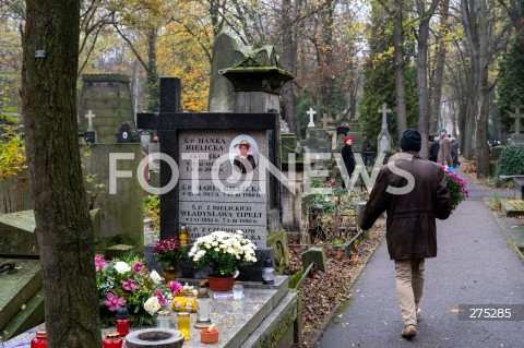  01.11.2022 WARSZAWA<br />
DZIEN WSZYSTKICH SWIETYCH<br />
CMENTARZ POWAZKOWSKI<br />
N/Z CMENTARZ GROB HANKI BIELICKIEJ<br />
FOT. MARCIN BANASZKIEWICZ/FOTONEWS  