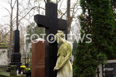  01.11.2022 WARSZAWA<br />
DZIEN WSZYSTKICH SWIETYCH<br />
CMENTARZ POWAZKOWSKI<br />
N/Z CMENTARZ POMIK KRZYZ<br />
FOT. MARCIN BANASZKIEWICZ/FOTONEWS  