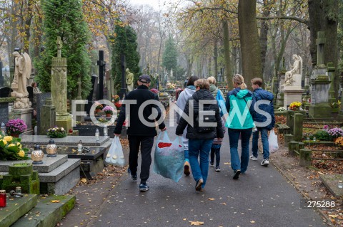  01.11.2022 WARSZAWA<br />
DZIEN WSZYSTKICH SWIETYCH<br />
CMENTARZ POWAZKOWSKI<br />
N/Z CMENTARZ ALEJKA CMENTARNA<br />
FOT. MARCIN BANASZKIEWICZ/FOTONEWS  