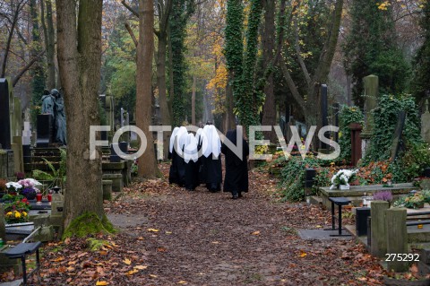  01.11.2022 WARSZAWA<br />
DZIEN WSZYSTKICH SWIETYCH<br />
CMENTARZ POWAZKOWSKI<br />
N/Z CMENTARZ ALEJKA CMENTARNA ZAKONNICE<br />
FOT. MARCIN BANASZKIEWICZ/FOTONEWS  