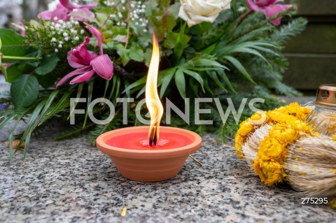  01.11.2022 WARSZAWA<br />
DZIEN WSZYSTKICH SWIETYCH<br />
CMENTARZ POWAZKOWSKI<br />
N/Z ZNICZ NA GROBIE<br />
FOT. MARCIN BANASZKIEWICZ/FOTONEWS  