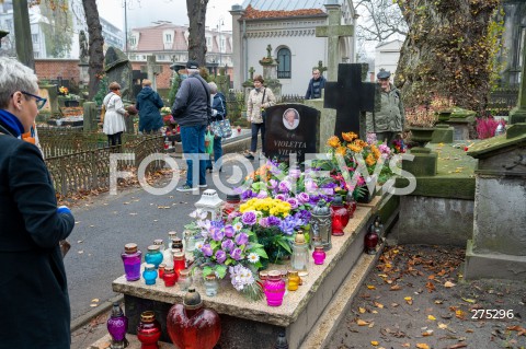  01.11.2022 WARSZAWA<br />
DZIEN WSZYSTKICH SWIETYCH<br />
CMENTARZ POWAZKOWSKI<br />
N/Z CMENTARZ GROB VIOLETTY VILLAS<br />
FOT. MARCIN BANASZKIEWICZ/FOTONEWS  