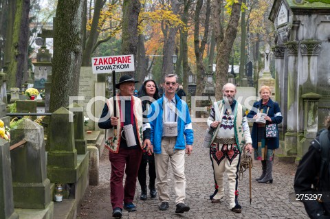  01.11.2022 WARSZAWA<br />
DZIEN WSZYSTKICH SWIETYCH<br />
CMENTARZ POWAZKOWSKI<br />
N/Z GORALE Z ZAKOPANEGO KWESTA<br />
FOT. MARCIN BANASZKIEWICZ/FOTONEWS  