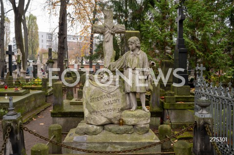  01.11.2022 WARSZAWA<br />
DZIEN WSZYSTKICH SWIETYCH<br />
CMENTARZ POWAZKOWSKI<br />
N/Z CMENTARZ POMNIK<br />
FOT. MARCIN BANASZKIEWICZ/FOTONEWS  