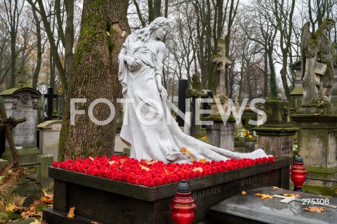  01.11.2022 WARSZAWA<br />
DZIEN WSZYSTKICH SWIETYCH<br />
CMENTARZ POWAZKOWSKI<br />
N/Z CMENATRZ POMNIK<br />
FOT. MARCIN BANASZKIEWICZ/FOTONEWS  