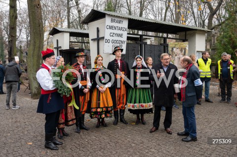  01.11.2022 WARSZAWA<br />
DZIEN WSZYSTKICH SWIETYCH<br />
CMENTARZ POWAZKOWSKI<br />
N/Z ZESPOL MAZOWSZE KWESTA<br />
FOT. MARCIN BANASZKIEWICZ/FOTONEWS  