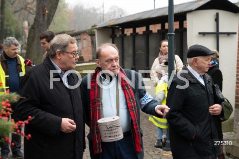  01.11.2022 WARSZAWA<br />
DZIEN WSZYSTKICH SWIETYCH<br />
CMENTARZ POWAZKOWSKI<br />
N/Z KWESTA NA RATOWANIE ZABYTKOW<br />
FOT. MARCIN BANASZKIEWICZ/FOTONEWS  