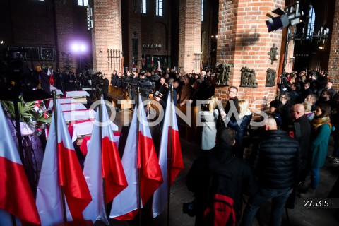  04.11.2022 GDANSK<br />
POGRZEB OBRONCOW WESTERPLATTE W GDANSKU. UROCZYSTOSC W KOCIELE SW BRYGIDY W GDANSKU<br />
N/Z TRUMNY OBRONCOW WESTERPLATTE WIDOK KOSCIOL<br />
 