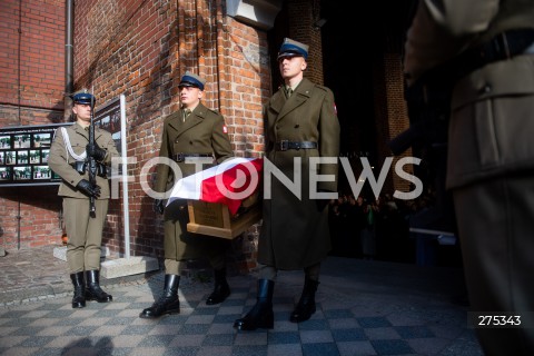  04.11.2022 GDANSK<br />
POGRZEB OBRONCOW WESTERPLATTE W GDANSKU. UROCZYSTOSC W KOCIELE SW BRYGIDY W GDANSKU<br />
N/Z ZOLNIERZE TRUMNA HENRYK SUCHARSKI<br />
 