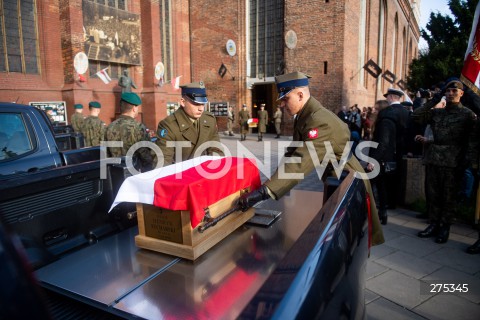  04.11.2022 GDANSK<br />
POGRZEB OBRONCOW WESTERPLATTE W GDANSKU. UROCZYSTOSC W KOCIELE SW BRYGIDY W GDANSKU<br />
N/Z ZOLNIERZE TRUMNA HENRYK SUCHARSKI<br />
 