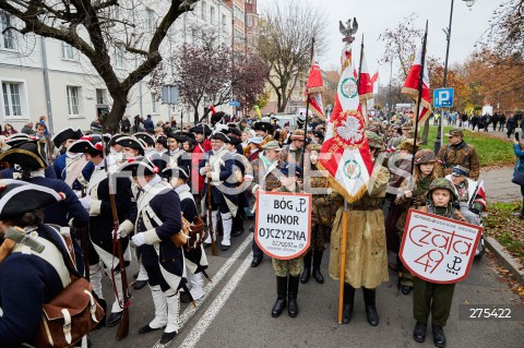 11.11.2022 GDANSK<br />
XX PARADA NIEPODLEGLOSCI W GDANSKU<br />
TLUMY NA PARADZIE ORGANIZOWANEJ W GDANSKU Z OKAZJI SWIETA NIEPODLEGLOSCI<br />
N/Z GRUPY REKONSTRUKCYJNE<br />
 