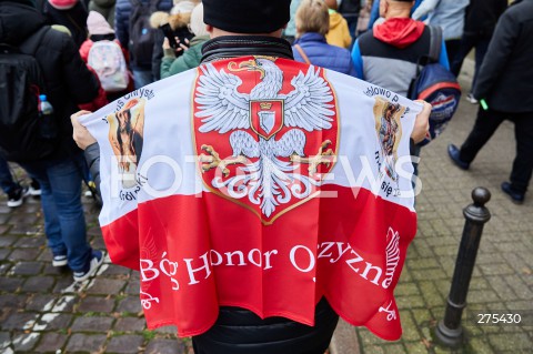  11.11.2022 GDANSK<br />
XX PARADA NIEPODLEGLOSCI W GDANSKU<br />
TLUMY NA PARADZIE ORGANIZOWANEJ W GDANSKU Z OKAZJI SWIETA NIEPODLEGLOSCI<br />
N/Z FLAGA BOG HONOR OJCZYZNA JEZUS KROL POLSKI MARYJA KROLOWA POLSKI<br />
 