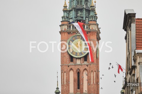  11.11.2022 GDANSK<br />
XX PARADA NIEPODLEGLOSCI W GDANSKU<br />
TLUMY NA PARADZIE ORGANIZOWANEJ W GDANSKU Z OKAZJI SWIETA NIEPODLEGLOSCI<br />
N/Z FLAGA POLSKI WIEZA RATUSZA GDANSKA<br />
 
