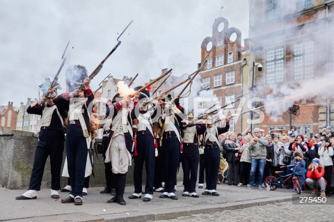  11.11.2022 GDANSK<br />
XX PARADA NIEPODLEGLOSCI W GDANSKU<br />
TLUMY NA PARADZIE ORGANIZOWANEJ W GDANSKU Z OKAZJI SWIETA NIEPODLEGLOSCI<br />
N/Z REKONSTRUKTORZY SALWA HONOROWA<br />
 