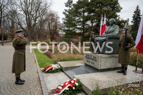  11.11.2022 WARSZAWA<br />
SWIETO NIEPODLEGLOSCI<br />
SKLADANIE WIENCOW POD POMNIKIEM IGNACEGO JANA PADEREWSKIEGO<br />
N/Z POMNIK IGNACEGO JANA PADEREWSKIEGO<br />
FOT. MARCIN BANASZKIEWICZ/FOTONEWS  