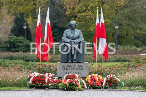  11.11.2022 WARSZAWA<br />
SWIETO NIEPODLEGLOSCI<br />
SKLADANIE WIENCOW POD POMNIKIEM IGNACEGO JANA PADEREWSKIEGO<br />
N/Z POMNIK IGNACEGO JANA PADEREWSKIEGO<br />
FOT. MARCIN BANASZKIEWICZ/FOTONEWS  