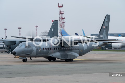  12.11.2022 WARSZAWA<br />
UROCZYSTOSCI POGRZEBOWE PREZYDENTOW RP NA UCHODZSTWIE<br />
N/Z SAMOLOT CASA C-295<br />
FOT. MARCIN BANASZKIEWICZ/FOTONEWS  