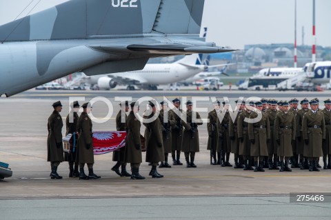  12.11.2022 WARSZAWA<br />
UROCZYSTOSCI POGRZEBOWE PREZYDENTOW RP NA UCHODZSTWIE<br />
N/Z UROCZYSTOSCI POGRZEBOWE NA LOTNISKU<br />
FOT. MARCIN BANASZKIEWICZ/FOTONEWS  