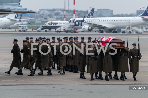  12.11.2022 WARSZAWA<br />
UROCZYSTOSCI POGRZEBOWE PREZYDENTOW RP NA UCHODZSTWIE<br />
N/Z UROCZYSTOSCI POGRZEBOWE NA LOTNISKU<br />
FOT. MARCIN BANASZKIEWICZ/FOTONEWS  