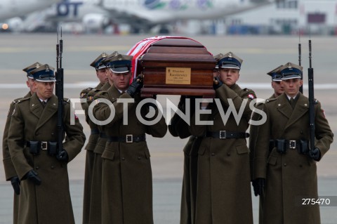  12.11.2022 WARSZAWA<br />
UROCZYSTOSCI POGRZEBOWE PREZYDENTOW RP NA UCHODZSTWIE<br />
N/Z UROCZYSTOSCI POGRZEBOWE TRUMNA WLADYSLAW RACZKIEWICZ<br />
FOT. MARCIN BANASZKIEWICZ/FOTONEWS  