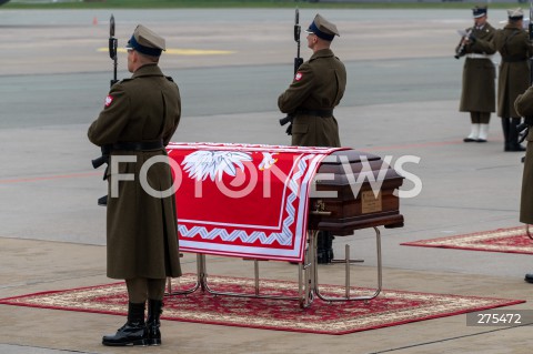  12.11.2022 WARSZAWA<br />
UROCZYSTOSCI POGRZEBOWE PREZYDENTOW RP NA UCHODZSTWIE<br />
N/Z UROCZYSTOSCI POGRZEBOWE TRUMNA WLADYSLAW RACZKIEWICZ<br />
FOT. MARCIN BANASZKIEWICZ/FOTONEWS  