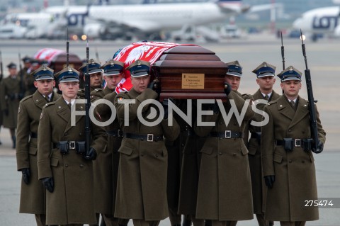  12.11.2022 WARSZAWA<br />
UROCZYSTOSCI POGRZEBOWE PREZYDENTOW RP NA UCHODZSTWIE<br />
N/Z UROCZYSTOSCI POGRZEBOWE TRUMNA STANISLAW OSTROWSKI<br />
FOT. MARCIN BANASZKIEWICZ/FOTONEWS  