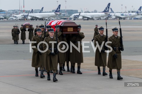  12.11.2022 WARSZAWA<br />
UROCZYSTOSCI POGRZEBOWE PREZYDENTOW RP NA UCHODZSTWIE<br />
N/Z UROCZYSTOSCI POGRZEBOWE TRUMNA STANISLAW OSTROWSKI<br />
FOT. MARCIN BANASZKIEWICZ/FOTONEWS  