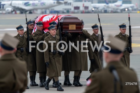  12.11.2022 WARSZAWA<br />
UROCZYSTOSCI POGRZEBOWE PREZYDENTOW RP NA UCHODZSTWIE<br />
N/Z UROCZYSTOSCI POGRZEBOWE TRUMNA AUGUST ZALESKI<br />
FOT. MARCIN BANASZKIEWICZ/FOTONEWS  