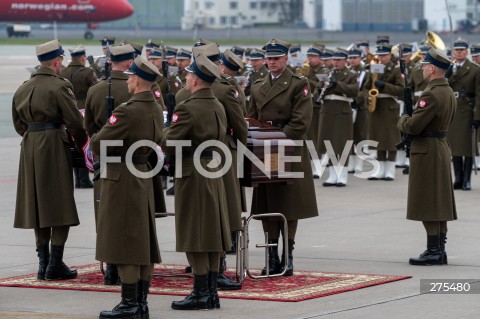  12.11.2022 WARSZAWA<br />
UROCZYSTOSCI POGRZEBOWE PREZYDENTOW RP NA UCHODZSTWIE<br />
N/Z UROCZYSTOSCI POGRZEBOWE TRUMNA AUGUST ZALESKI<br />
FOT. MARCIN BANASZKIEWICZ/FOTONEWS  