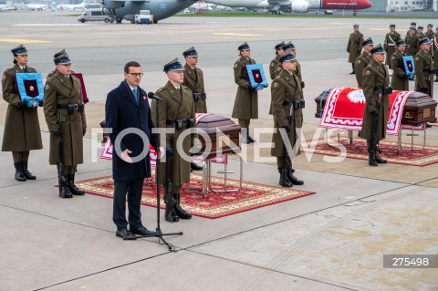  12.11.2022 WARSZAWA<br />
UROCZYSTOSCI POGRZEBOWE PREZYDENTOW RP NA UCHODZSTWIE<br />
N/Z UROCZYSTOSCI POGRZEBOWE NA LOTNISKU<br />
FOT. MARCIN BANASZKIEWICZ/FOTONEWS  