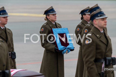  12.11.2022 WARSZAWA<br />
UROCZYSTOSCI POGRZEBOWE PREZYDENTOW RP NA UCHODZSTWIE<br />
N/Z UROCZYSTOSCI POGRZEBOWE NA LOTNISKU<br />
FOT. MARCIN BANASZKIEWICZ/FOTONEWS  