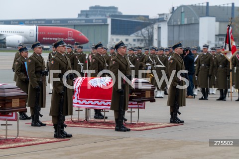  12.11.2022 WARSZAWA<br />
UROCZYSTOSCI POGRZEBOWE PREZYDENTOW RP NA UCHODZSTWIE<br />
N/Z UROCZYSTOSCI POGRZEBOWE NA LOTNISKU<br />
FOT. MARCIN BANASZKIEWICZ/FOTONEWS  