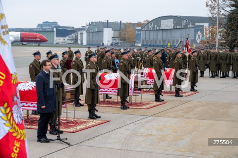  12.11.2022 WARSZAWA<br />
UROCZYSTOSCI POGRZEBOWE PREZYDENTOW RP NA UCHODZSTWIE<br />
N/Z UROCZYSTOSCI POGRZEBOWE NA LOTNISKU<br />
FOT. MARCIN BANASZKIEWICZ/FOTONEWS  