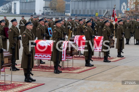  12.11.2022 WARSZAWA<br />
UROCZYSTOSCI POGRZEBOWE PREZYDENTOW RP NA UCHODZSTWIE<br />
N/Z UROCZYSTOSCI POGRZEBOWE NA LOTNISKU<br />
FOT. MARCIN BANASZKIEWICZ/FOTONEWS  