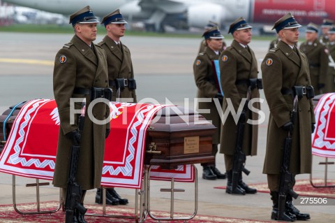  12.11.2022 WARSZAWA<br />
UROCZYSTOSCI POGRZEBOWE PREZYDENTOW RP NA UCHODZSTWIE<br />
N/Z UROCZYSTOSCI POGRZEBOWE NA LOTNISKU<br />
FOT. MARCIN BANASZKIEWICZ/FOTONEWS  