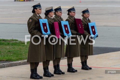  12.11.2022 WARSZAWA<br />
UROCZYSTOSCI POGRZEBOWE PREZYDENTOW RP NA UCHODZSTWIE<br />
N/Z UROCZYSTOSCI POGRZEBOWE NA LOTNISKU<br />
FOT. MARCIN BANASZKIEWICZ/FOTONEWS  