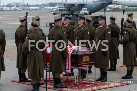  12.11.2022 WARSZAWA<br />
UROCZYSTOSCI POGRZEBOWE PREZYDENTOW RP NA UCHODZSTWIE<br />
N/Z UROCZYSTOSCI POGRZEBOWE NA LOTNISKU<br />
FOT. MARCIN BANASZKIEWICZ/FOTONEWS  