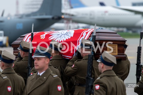  12.11.2022 WARSZAWA<br />
UROCZYSTOSCI POGRZEBOWE PREZYDENTOW RP NA UCHODZSTWIE<br />
N/Z UROCZYSTOSCI POGRZEBOWE NA LOTNISKU<br />
FOT. MARCIN BANASZKIEWICZ/FOTONEWS  