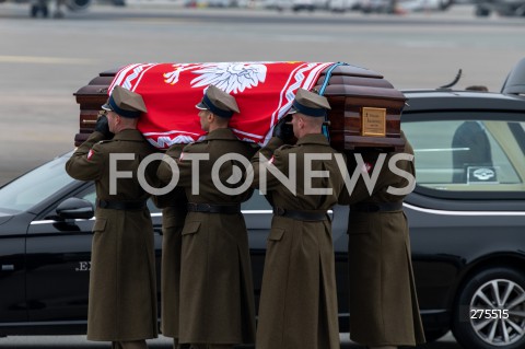  12.11.2022 WARSZAWA<br />
UROCZYSTOSCI POGRZEBOWE PREZYDENTOW RP NA UCHODZSTWIE<br />
N/Z UROCZYSTOSCI POGRZEBOWE NA LOTNISKU<br />
FOT. MARCIN BANASZKIEWICZ/FOTONEWS  