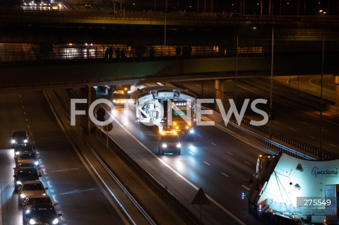  20.11.2022 WARSZAWA<br />
TRANSPORT TARCZY TBM KTORA WYDRAZY TUNEL DROGI EKSPRESOWEJ S19 NA PODKARPACIU <br />
PRZEJAZD PRZEZ WARSZAWE<br />
N/Z KONWOJ Z TARCZA TBM<br />
 