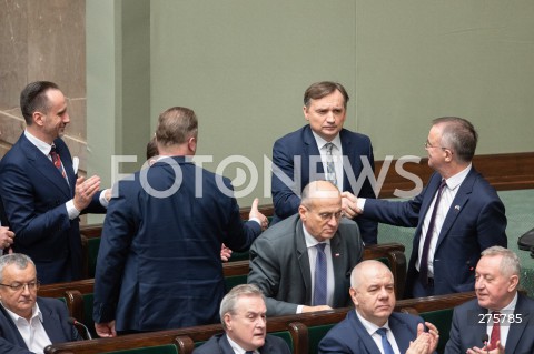  13.12.2022 WARSZAWA <br />
68. POSIEDZENIE SEJMU RP<br />
DEBATA NAD WNIOSKIEM O ODWOLANIE MINISTRA SPRAWIEDLIWOSCI ZBIGNIEWA ZIOBRO<br />
N/Z ZBIGNIEW ZIOBRO RZAD PIS GRATULACJE<br />
 