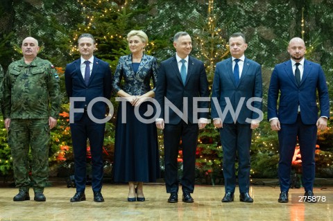  20.12.2022 RZESZOW <br />
MUNDUROWA WIGILIA Z PARA PREZYDENCKA W RZESZOWIE <br />
N/Z PREZYDENT RP ANDRZEJ DUDA Z MALZONKA AGATA KORNHAUSER - DUDA MARIUSZ BLASZCZAK BARTOSZ GRODECKI JACEK SIEWIERA GENERAL WP JAROSLAW MIKA <br />
 